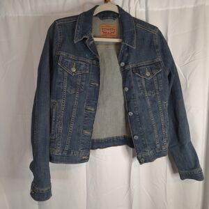Vintage Levi's Women's Blue Button-up Long Sleeve Denim Trucker Jacket Size M